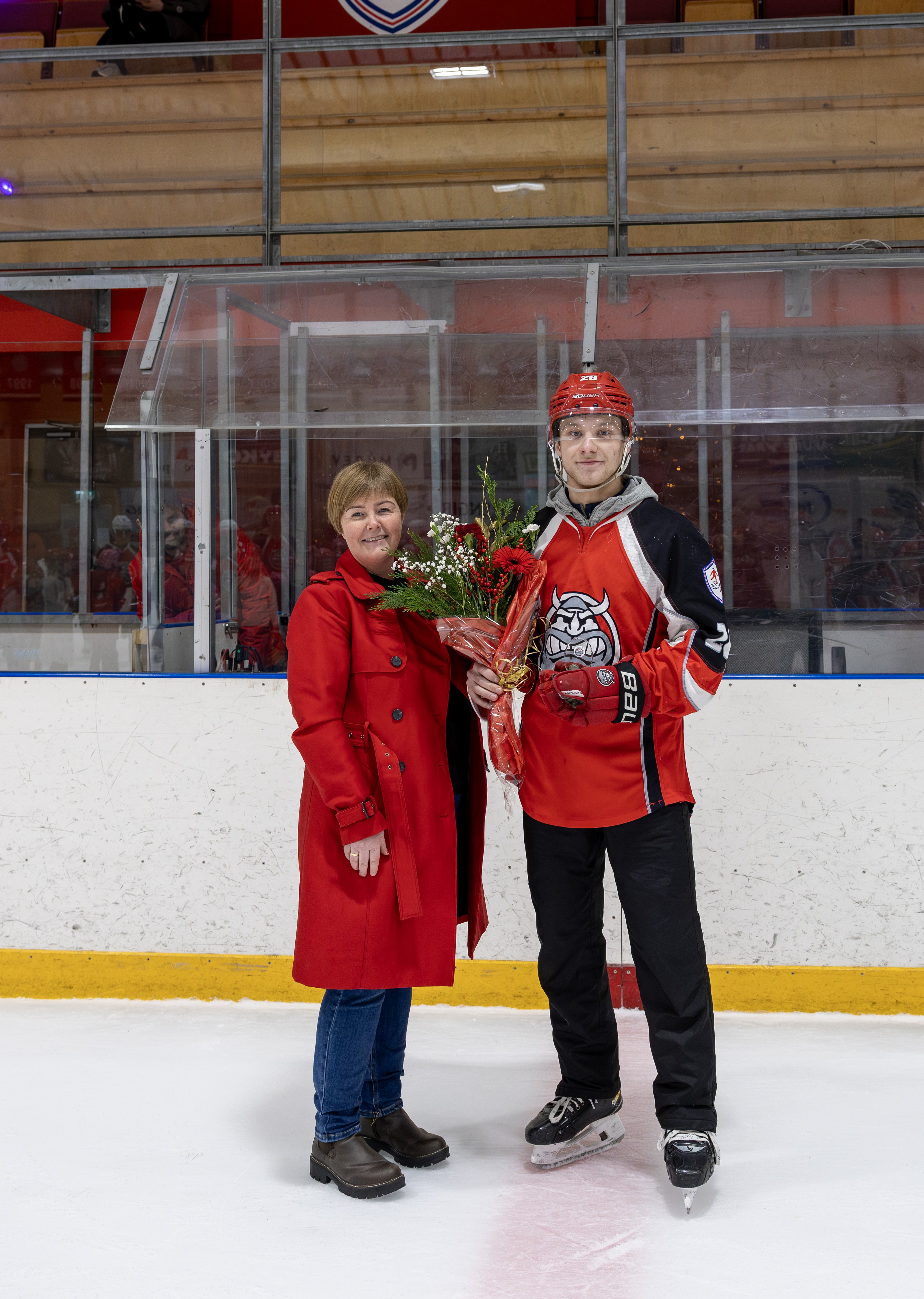 Elísabet Ásgrímsdóttir formaður hokkídeildar og Unnar Hafberg Rúnarsson íþróttamaður hokkídeildar 2025